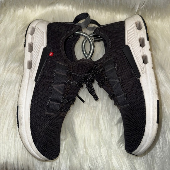 On Clouds Shoes - Oncloud- women’s size 6 - black and white-cloudeasy